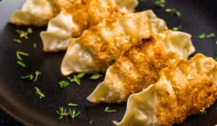 Aunque la receta tradicional se hace a la plancha y al vapor, también pueden cocinarse solo al vapor o fritas.