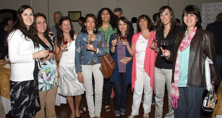 El equipo de Comunicación y Gestión del Fondo Vitivinícola Mendoza, tras el exitoso lanzamiento del comercial. Foto: Gentileza