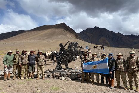 La figura metálica recuerda al Libertador sobre su caballo y reemplaza antiguos bustos que habían quedado deteriorados. La figura metálica recuerda al Libertador sobre su caballo y reemplaza antiguos bustos que habían quedado deteriorados.