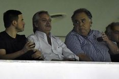 Alberto Fernández en el palco del estadio de Vélez. Télam Foto: Télam