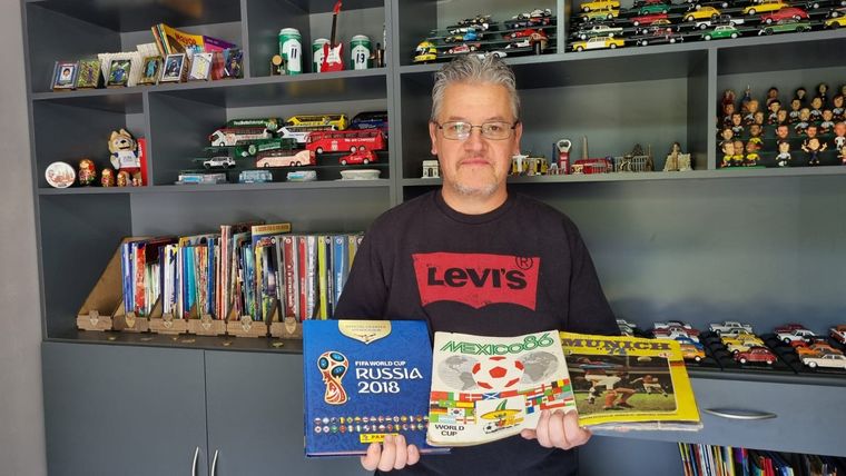 Oscar tiene todos los álbumes completos desde México 86. Foto: Gentileza Oscar Pons