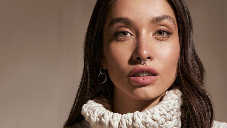 LAS IMÁGENES DE LA PRIMERA APARICIÓN TELEVISIVA DE MARÍA BECERRA LA ARTISTA VISITÓ EL PROGRAMA DE GUIDO Y JUGÓ CON SU PERRO