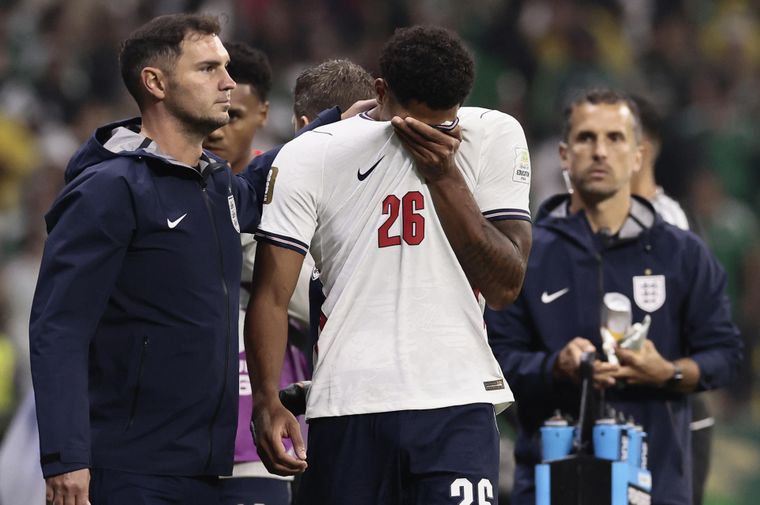 Jarell Quansah, defensor titular de Inglaterra, recibió dos fechas de suspensión tras su expulsión ante México.
