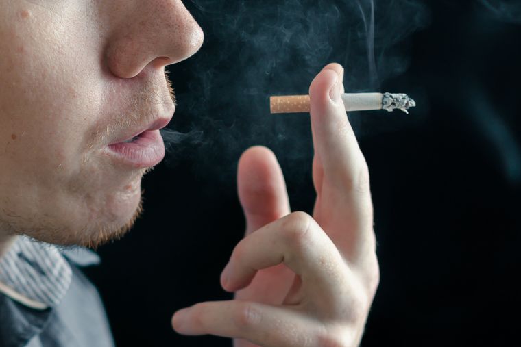 En medio de la controversia en Reino Unido, el líder del partido populista de derecha, Nigel Farage, prometió que, de ganar las próximas elecciones generales en 2029, derogaría esta ley por considerarla idiota.