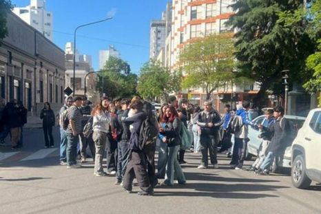Estudiantes, padres y docentes del colegio Normal N°2 de La Plata protestaron este miércoles por el violento ataque ocurrido el martes en ese establecimiento. Estudiantes, padres y docentes del colegio Normal N°2 de La Plata protestaron este miércoles por el violento ataque ocurrido el martes en ese establecimiento.