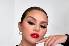 Selena Gomez se desprende la camisa y desata una revolución Selena Gomez tiene una marca de maquillaje y skin care, Rare Beauty. Foto: Instagram @selenagomez