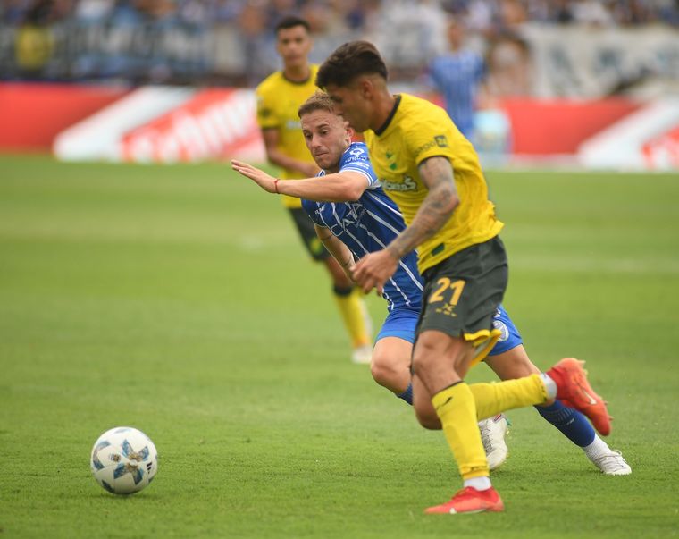 Godoy Cruz de Mendoza y Defensa y Justicia, ambos enfocados en una temporada que los tendrá como participantes de los torneos internacionales. Foto: Telam