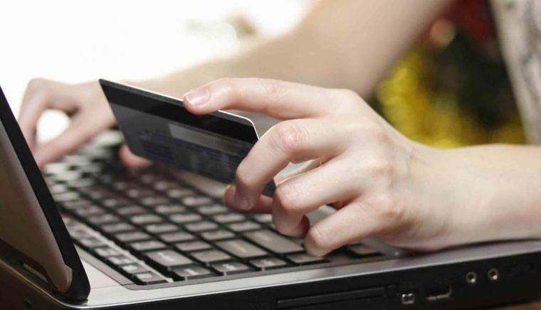 Entre las recomendaciones, hay que evitar realizar transacciones por redes sociales.