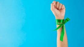 La cinta verde en la muñeca, un pequeño gesto con un gran significado.