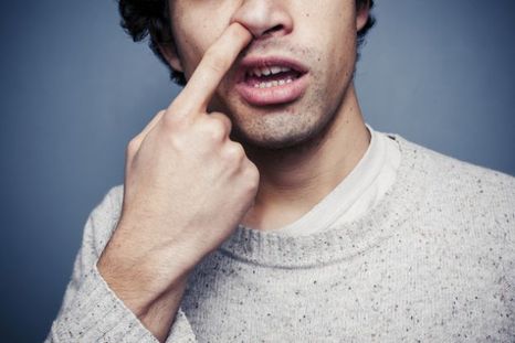 7 cosas asquerosas que el color de tus mocos dice sobre tu salud