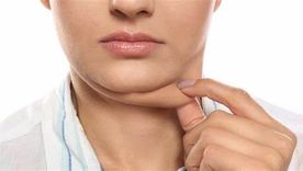 La papada es una acumulación de grasa que se junta debajo del mentón, aparece entre la cara y el cuello. La papada es una acumulación de grasa que se junta debajo del mentón, aparece entre la cara y el cuello.