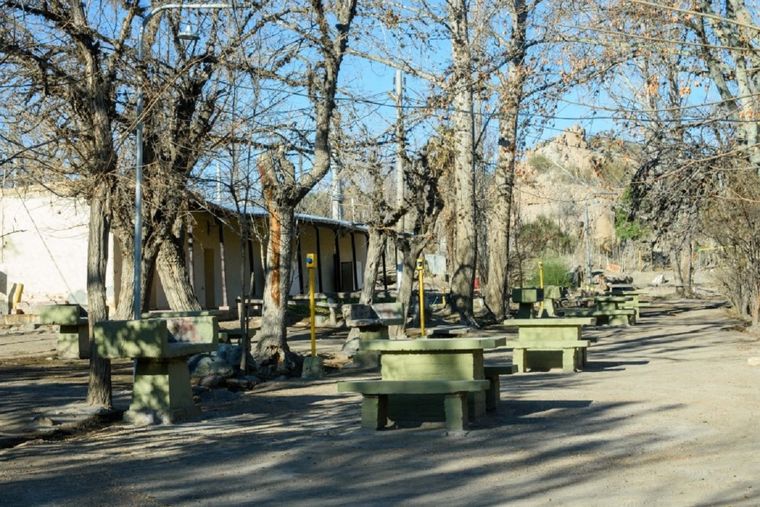 El predio cuenta con churrasqueras y parcelas para disfrutar al aire libre. Foto: UNCuyo