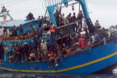 el papa, con inmigrantes ilegales en lampedusa el papa, con inmigrantes ilegales en lampedusa