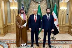 El norteamericano, junto al príncipe heredero saudí, Mohamed bin Salmán, y el presidente de Siria, Ahmed al-Sharaa. Foto: Televisión estatal de ArabiaSaudí.