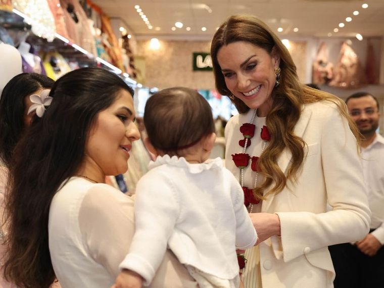 El accesorio floral que transformó el look de Kate Middleton. El accesorio floral que transformó el look de Kate Middleton.