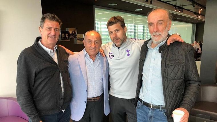 Ardiles junto a Kempes, Pochettino y Villa en Londres Foto: publicada en Mundo Deportivo