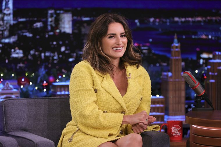Penélope Cruz nos invita a usar los minivestidos tendencias del momento Foto: Harpers Bazaar