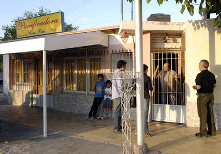Un hombre fue baleado esta tarde en su panificadora. Foto: Nacho Gaffuri / MDZ