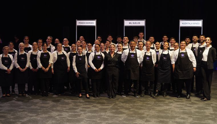 Mozos, sommeliers y voluntarios: un verdadero ejército. Mozos, sommeliers y voluntarios: un verdadero ejército.