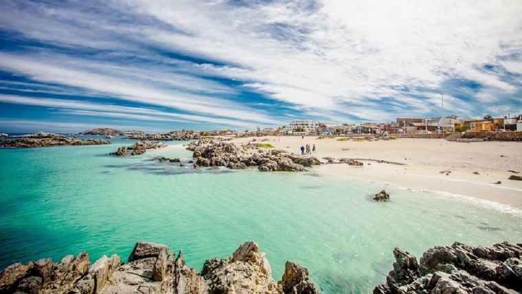 Bahía Inglesa es una de las playas más transparentes de Chile y se ubica en la costa del desierto de Atacama. Bahía Inglesa es una de las playas más transparentes de Chile y se ubica en la costa del desierto de Atacama.