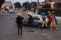 solo en argentina: payasos socorrieron a automovilista en apuros