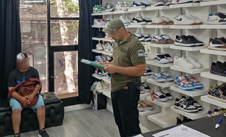 El allanamiento en el comercio de la Ciudad de Mendoza. Foto: Gendarmería Nacional.