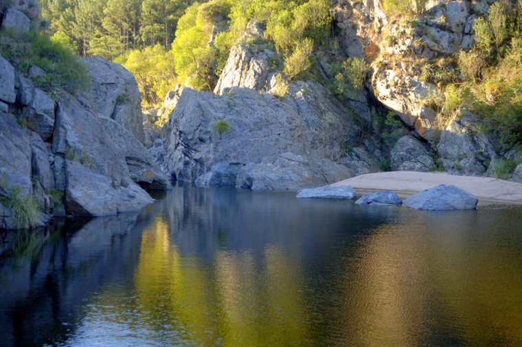 Alpa Corral, el refugio serrano de C&oacute;rdoba donde el r&iacute;o marca el ritmo del paisaje