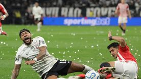 Memphis Depay, la estrella de Corinthians, sufre una falta de Santiago Núñez, defensor de Estudiantes de La Plata. Memphis Depay, la estrella de Corinthians, sufre una falta de Santiago Núñez, defensor de Estudiantes de La Plata.