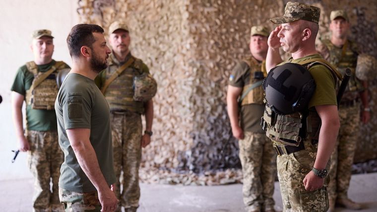 Zelenski, durante la visita a sus tropas. Foto: Dpa.