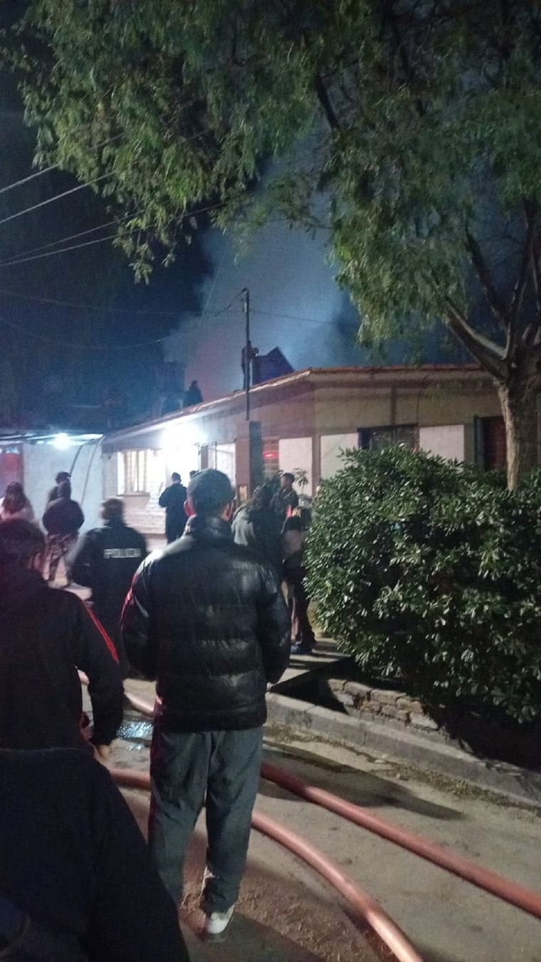 Los vecinos y la Policía en el lugar del incendio.