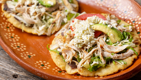 La receta original de los salbutes no siempre llevaba pollo; en algunos pueblos mayas se preparaba con pavo o cerdo, lo que muestra cómo la gastronomía regional se adapta a los ingredientes disponibles.