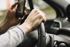 La IA identifica patrones de hiperconectividad detrás del hábito de no soltar el celular. La IA identifica patrones de hiperconectividad detrás del hábito de no soltar el celular.