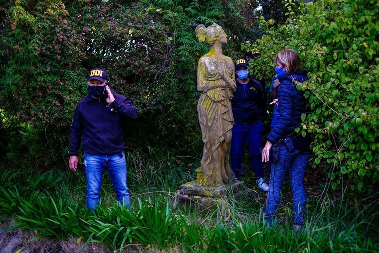 El allanamiento donde encontraron una veintena de estatuas robadas del espacio público Foto: Télam