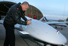 Erdogan, con el dron de combate turco Bayraktar TB2. Foto: Aspenia. Erdogan, con el dron de combate turco Bayraktar TB2. Foto: Aspenia.