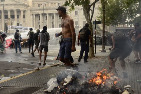 Según se informó, hay 15 prófugos por los disturbios en la marcha de la reforma laboral.