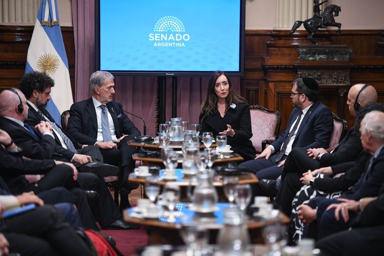 La vicepresidenta y titular de la Cámara alta, Victoria Villarruel, junto a comunidades judías americanas Foto: Senado Prensa