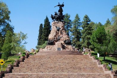 MDZol | Frente al Cerro de la Gloria hay un destacamento policial. Foto: Web