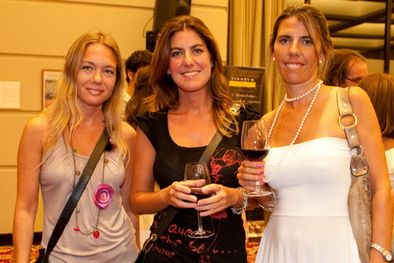 MDZol | María Marta Sardella, Jimena Luna y Leo Serú, tres amigas que lucieron muy elegantes en la reunión. Foto: Gentileza