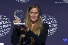 la espanola luz gabas gano el premio planeta a la novela del ano