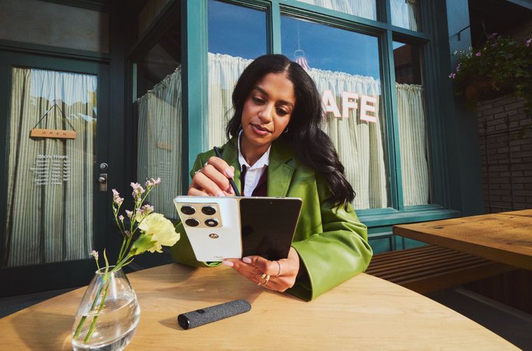 El Motorola Razr Fold busca destronar a Samsung con un costo competitivo.