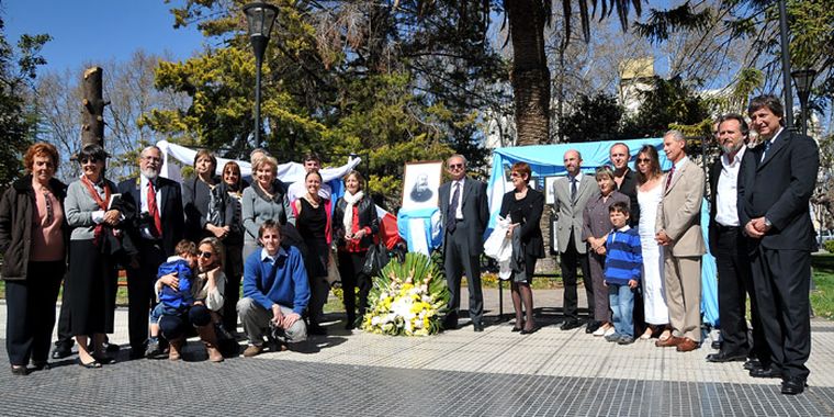 Familiares franceses de Julio Ballofet, esta mañana en Plaza San Martín. Foto: Agustín Mauricio/Mediamza.com