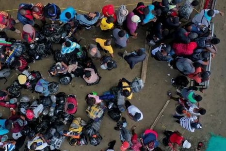 Cuando se dispararon los flujos entre 2021 y 2022, las autoridades y capacidades de Necoclí se saturaron. Miles de migrantes quedaron varados en la playa. Foto: Raúl Arboleda / AFP