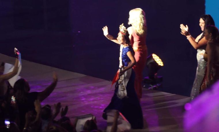 Julieta camina por el escenario, plena de alegría. Foto: Maximiliano Ríos - MDZ