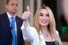 Elegante traje diseñado por Natalia Antolín, que no solo lució Fátima, también fue visto en Verónica Lozano y Barbie Simons, en diferentes ocasiones. Foto: Télam.