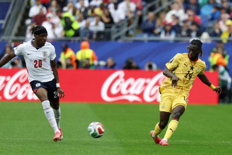 Noni Madueke, de Inglaterra, pelea el balón con Gideon Mensah, de Ghana. Noni Madueke, de Inglaterra, pelea el balón con Gideon Mensah, de Ghana.