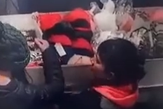 En plena faena, las dos mecheras quedaron expuestas en el video filmado por la cámara de seguridad. Foto: Captura de pantalla En plena faena, las dos mecheras quedaron expuestas en el video filmado por la cámara de seguridad. Foto: Captura de pantalla