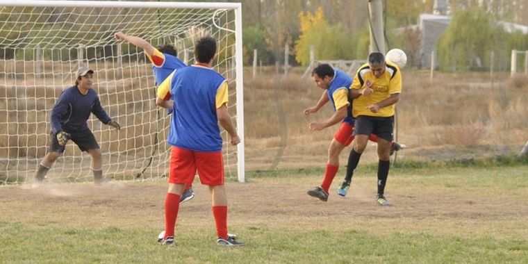 Corralon 9 de Julio e Iluminados. El clásico canario terminó empatado.