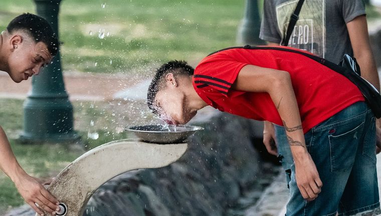 Modelos globales ubican a Mendoza con 33°–36° entre el martes 18 y el jueves 20, y 35° el sábado 22. Modelos globales ubican a Mendoza con 33°–36° entre el martes 18 y el jueves 20, y 35° el sábado 22.