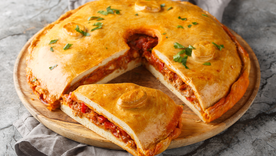 En muchas empanadas gallegas se dibuja una cruz o adornos con masa encima, símbolo de buena suerte y tradición familiar. En muchas empanadas gallegas se dibuja una cruz o adornos con masa encima, símbolo de buena suerte y tradición familiar.