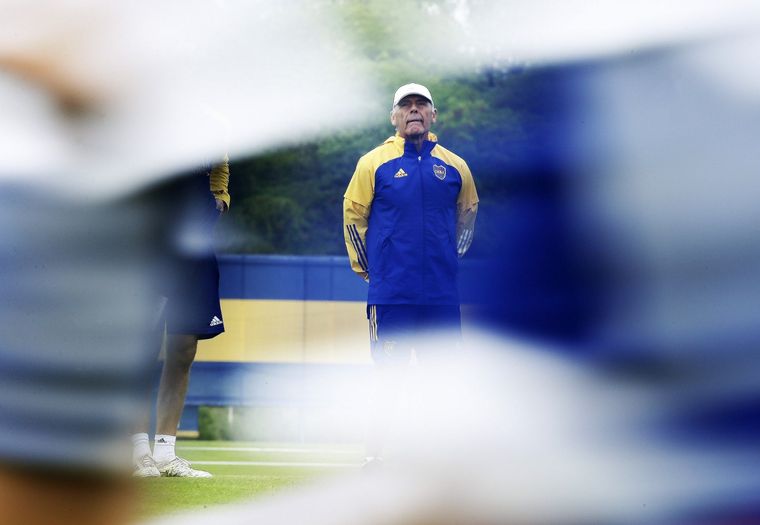Miguel Russo volverá a vestirse con la indumentaria de Boca Junios para dirigir el primer entrenamiento. Foto: Prensa Boca Juniors